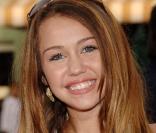 Miley Cyrus n'avait pas une dentition parfaite. Heureusement la jolie chanteuse a pris les choses en mains très tôt. Et grâce à son appareil dentaire, Miley a un sourire d'enfer !
