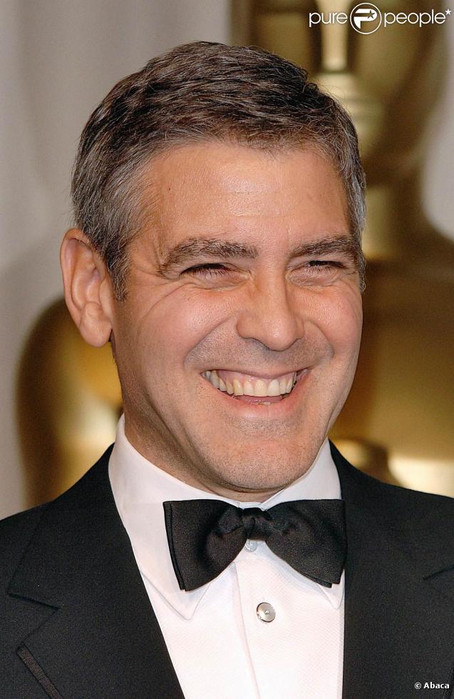 Le beau George Clooney aurait-il abusé du café Nespresso ? Apparemment, l'acteur a lui aussi eu le droit à sa période jaune... Mais depuis qu'il s'est offert un blanchissement des dents, George peut de nouveau sourire à pleines dents !