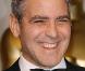 Le beau George Clooney aurait-il abusé du café Nespresso ? Apparemment, l"acteur a lui aussi eu le droit à sa période jaune... Mais depuis qu"il s"est offert un blanchissement des dents, George peut de nouveau sourire à pleines dents !
