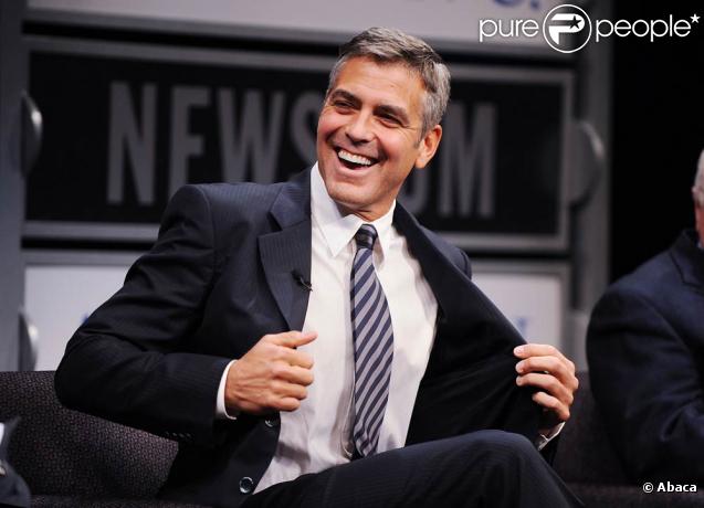 Le beau George Clooney aurait-il abusé du café Nespresso ? Apparemment, l'acteur a lui aussi eu le droit à sa période jaune... Mais depuis qu'il s'est offert un blanchissement des dents, George peut de nouveau sourire à pleines dents !