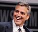 Le beau George Clooney aurait-il abusé du café Nespresso ? Apparemment, l"acteur a lui aussi eu le droit à sa période jaune... Mais depuis qu"il s"est offert un blanchissement des dents, George peut de nouveau sourire à pleines dents !