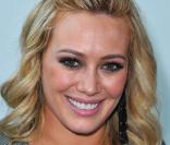 Hilary Duff n'aurait jamais pu envisager de rejoindre un jour le cercle très fermé des Gossip Girl avec un sourire pareil. C'est à peine si l'on peut apercevoir ses dents ! Chez les GG, le jaune est une couleur tendance mais... pas sur les dents !<br