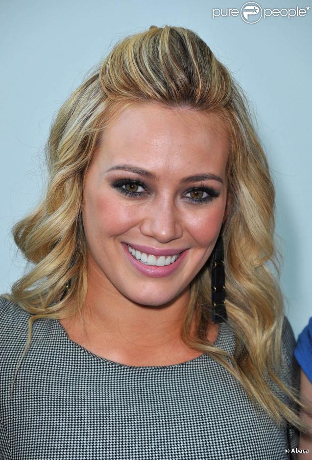 Hilary Duff n'aurait jamais pu envisager de rejoindre un jour le cercle très fermé des Gossip Girl avec un sourire pareil. C'est à peine si l'on peut apercevoir ses dents ! Chez les GG, le jaune est une couleur tendance mais... pas sur les dents !<br
