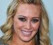 Hilary Duff n"aurait jamais pu envisager de rejoindre un jour le cercle très fermé des Gossip Girl avec un sourire pareil. C"est à peine si l"on peut apercevoir ses dents ! Chez les GG, le jaune est une couleur tendance mais... pas sur les dents !<br
