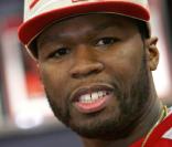 50 Cent est un rappeur et se doit de faire peur... Alors forcément ce petit sourire craquant avec ses dents du bonheur, ce n'est pas vraiment le top ! 