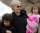 Hugh Jackman : sa femme et ses enfants terrorisent la ville pendant qu'il travaille...