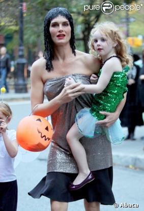Brooke Shields en Cléopâtre et les enfants en papillon et danseuse étoile : la famille est prête pour récupérer les bonbons ! 