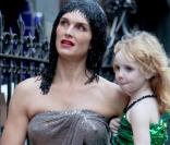 Brooke Shields en Cléopâtre et les enfants en papillon et danseuse étoile : la famille est prête pour récupérer les bonbons !