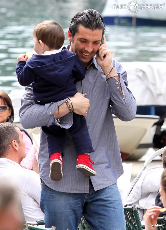 Gianluigi Buffon et la belle Alena Seredova ont acceuilli leur deuxième fils - David Lee - le 31 octobre 2009. Bravo !