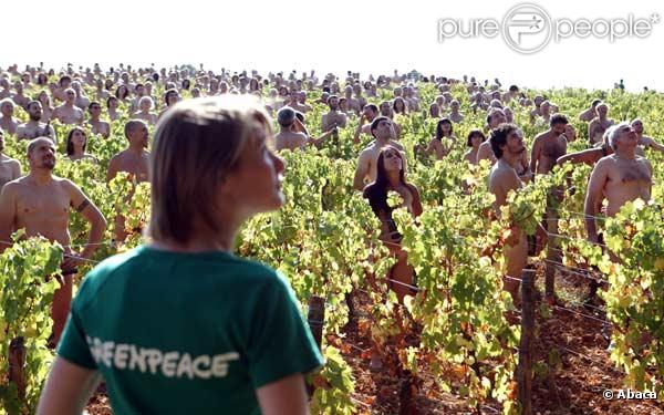 Cette centaine de nudistes posent dans des vignes, couverts de raisins...