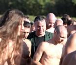 Cette centaine de nudistes posent dans des vignes, couverts de raisins...
