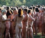 Cette centaine de nudistes posent dans des vignes, couverts de raisins...