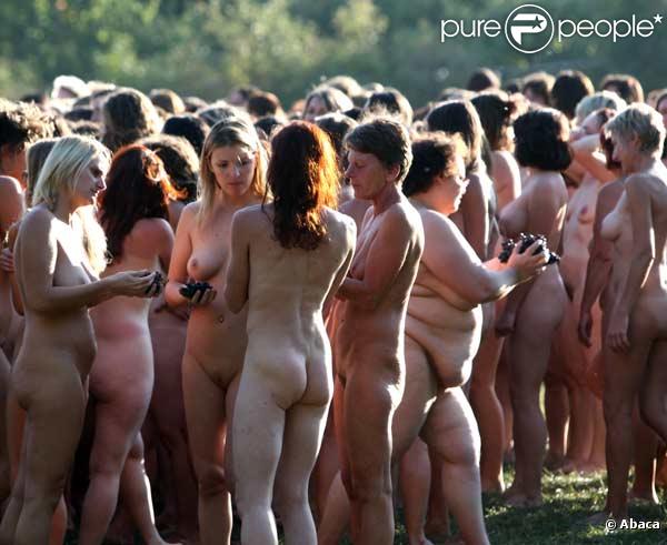 Cette centaine de nudistes posent dans des vignes, couverts de raisins...