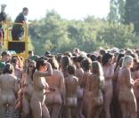 Cette centaine de nudistes posent dans des vignes, couverts de raisins...