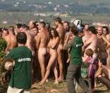 Cette centaine de nudistes posent dans des vignes, couverts de raisins...