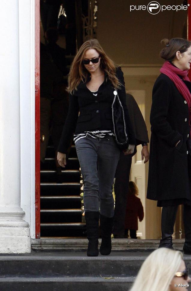 Stella McCartney sort de l'école à Londres le 2 novembre 2009