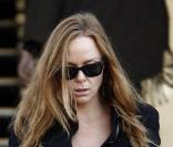 Stella McCartney sort de l'école à Londres le 2 novembre 2009