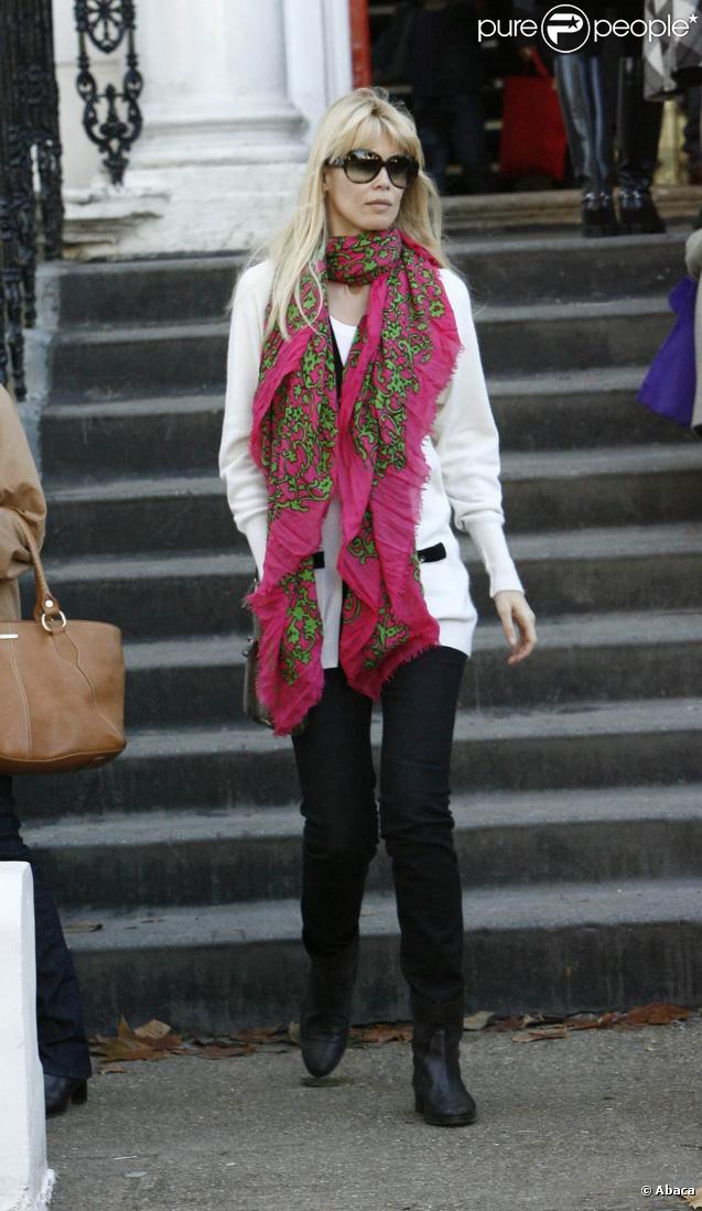 Claudia Schiffer sort de l'école à Londres le 3 novembre 2009