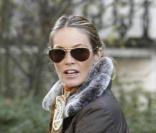 Elle MacPherson sort de l'école le 3 novembre 2009 à Londres