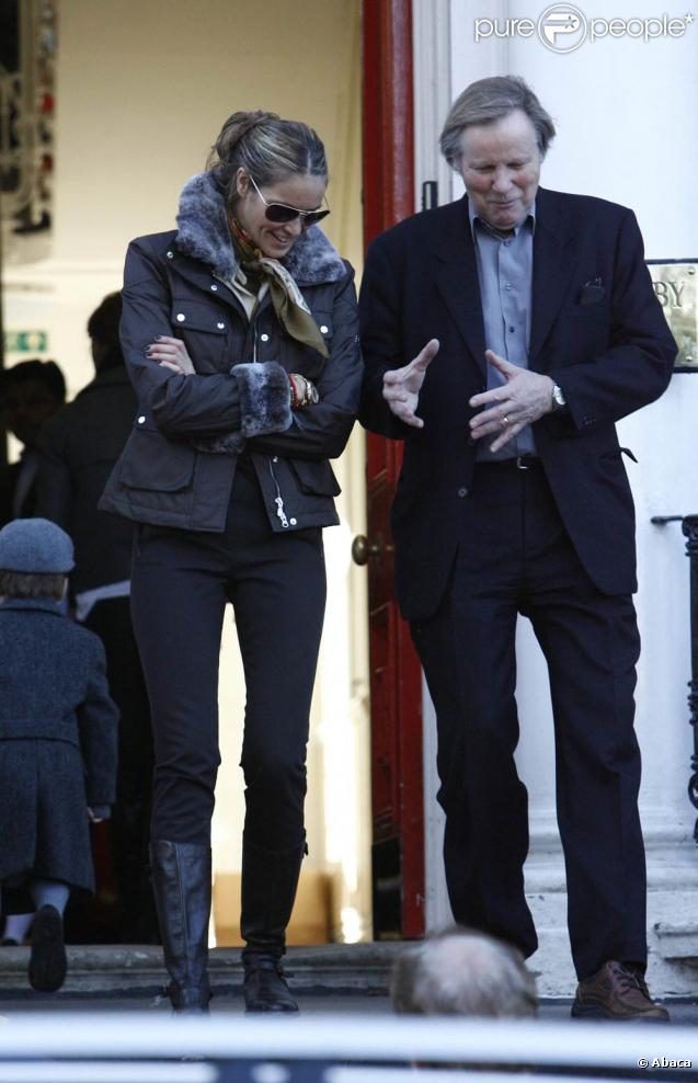 Elle MacPherson sort de l'école le 3 novembre 2009 à Londres