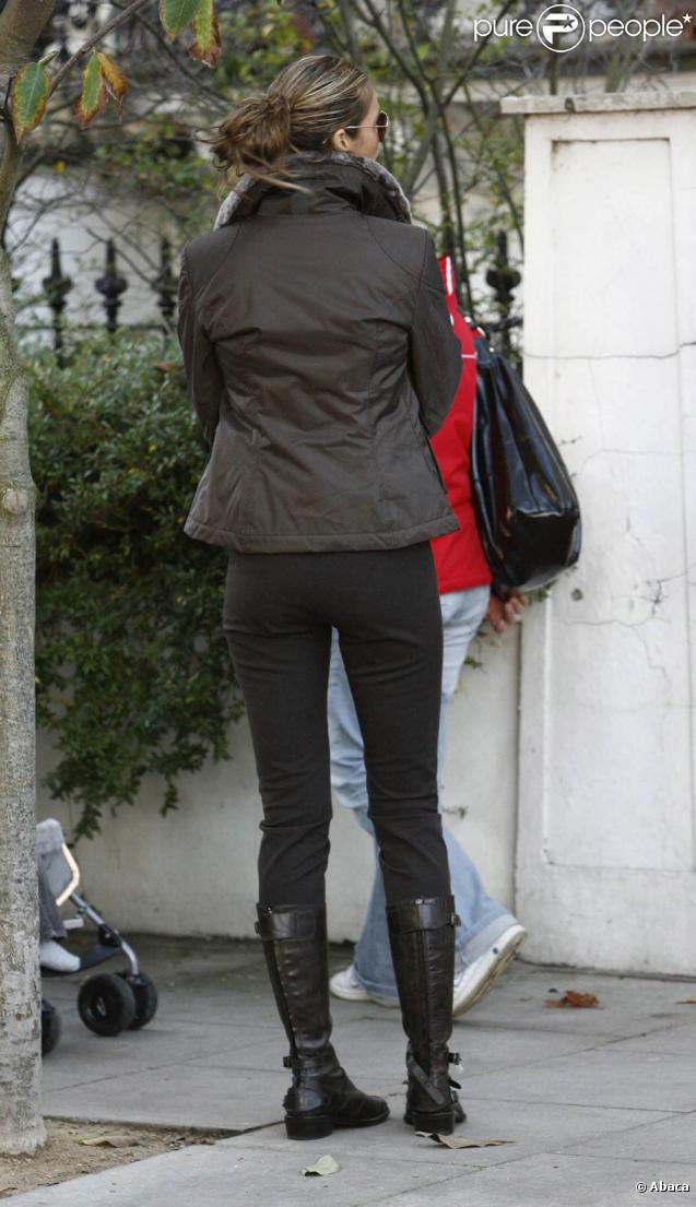 Elle MacPherson sort de l'école le 3 novembre 2009 à Londres