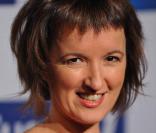 Après avoir obtenu son bac à peine âgée de 16 ans, elle entre à Sciences Po à 17 ans... pour faire plaisir à papa maman. Aujourd'hui elle utilise ses connaissances politiques pour nous faire rire mais... Ne nous dit pas tout !  