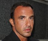  Nikos Aliagas n'a peut être pas fait la Star Academy mais il est passé par la... faculté ! Il suit des études de lettres à la Sorbonne alors âgé de 19 ans. Comme petit job, il préfère devenir pigiste pour RFI plutôt que de jouer les barmans ! 