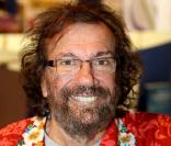  Le chanteur Antoine a visé... très haut ! Pour Antoine, pas de problème de vue mais à l'école, pas de problème non plus... Avant d'enfiler ses chemises à fleurs et de parcourir les îles, Antoine est sorti de l'Ecole Centrale, diplômé ! 