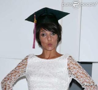 Avant de triompher au palace avec son spectacle MotherFucker, Florence Foresti faisait rire ses collègues de bureau. Après avoir obtenu son diplôme d'infographiste, elle travaille chez EDF. Aujourd'hui son One Woman Show est de haute... Volt'ige !