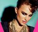 Natalie Portman décolletée jusqu'au nombril et coiffure punk... une vraie gravure de mode !