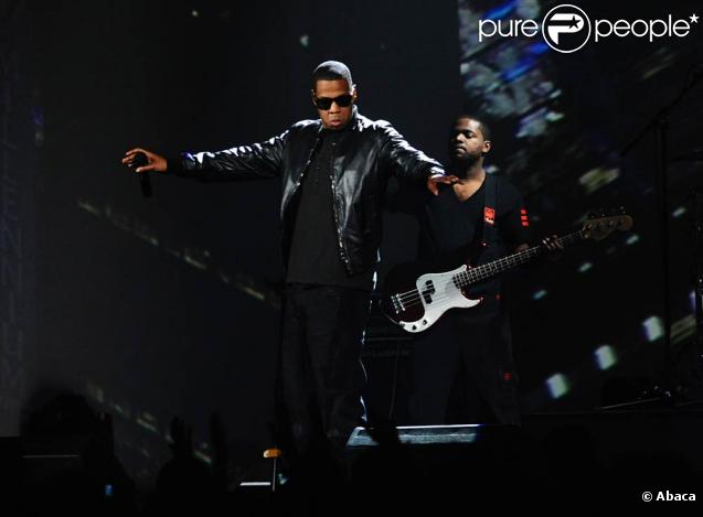 Jay-Z sur la scène des MTV EMA 2009, où il a interprêté son nouveau single,  Empire State of Mind , le 4 novembre 2009