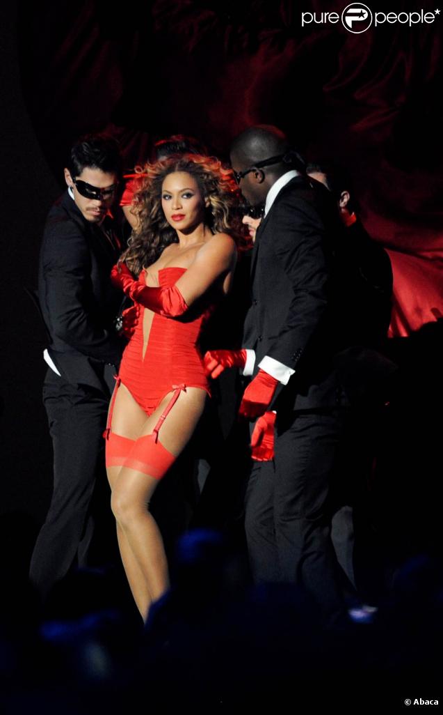 Beyoncé sur la scène des MTV EMA 2009, où elle a interprêté son tube  Sweet Dreams , le 4 novembre 2009