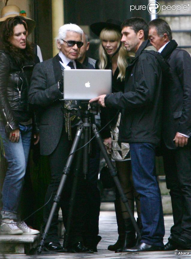 Karl Lagerfeld en plein travail à Buenos Aires en Argentine pour Chanel avec Claudia Shiffer 