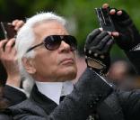 Karl Lagerfeld en plein travail à Buenos Aires en Argentine pour Chanel avec Claudia Shiffer 