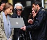 Karl Lagerfeld en plein travail à Buenos Aires en Argentine pour Chanel avec Claudia Shiffer 
