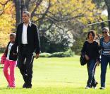 Barack Obama et sa petite famille de retour à la Maison Blanche après un week-end détente à Camp David le 8/11/09<br />