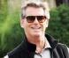 Pierce Brosnan toujours aux petits soins de sa voluptueuse femme... la preuve !