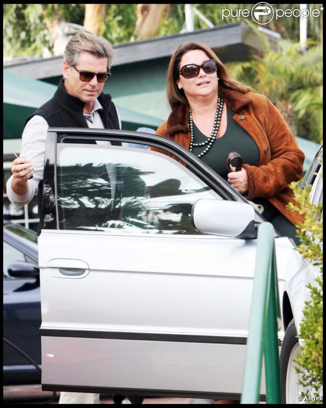 Pierce Brosnan et sa femme Keely à la sortie d'un restaurant de Malibu
