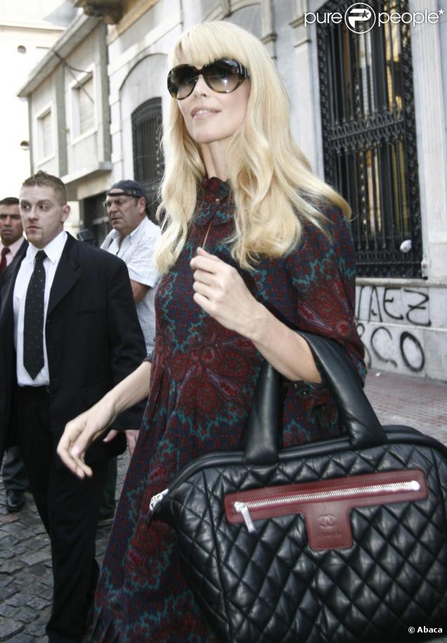 Claudia Schiffer dans les rues de Buenos Aires en plein shooting pour Chanel et Karl Lagerfeld