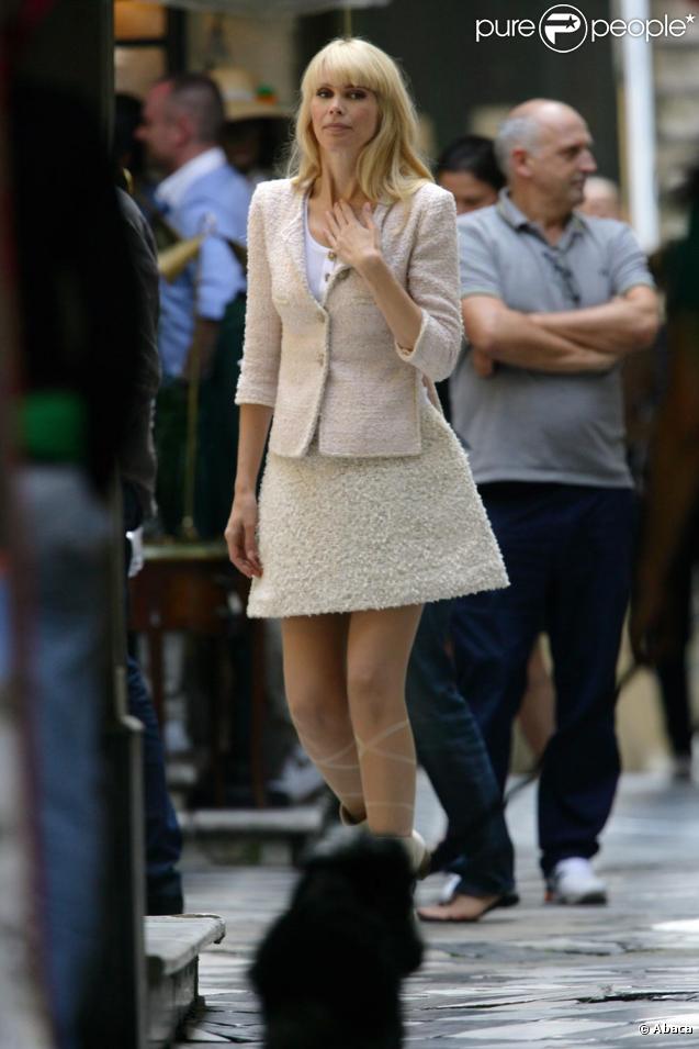 Claudia Schiffer dans les rues de Buenos Aires en plein shooting pour Chanel et Karl Lagerfeld