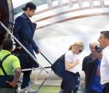 Madonna sortant de son jet privé à Rio de Janeiro, le 9 novembre 2009 avec son chéri Jesus 