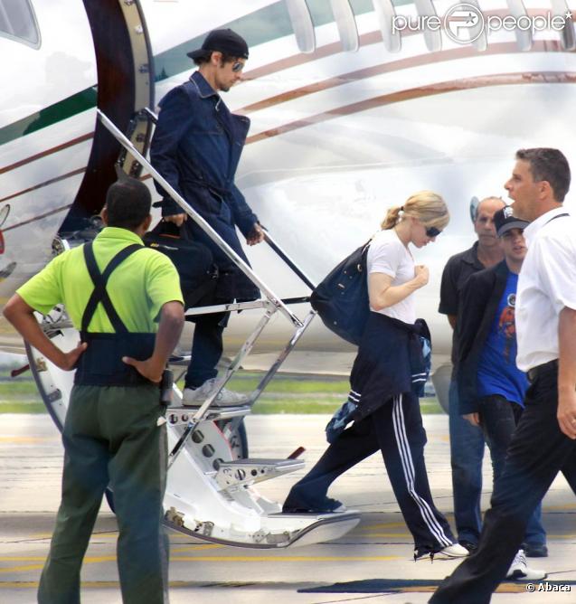 Madonna sortant de son jet privé à Rio de Janeiro, le 9 novembre 2009 avec son chéri Jesus 