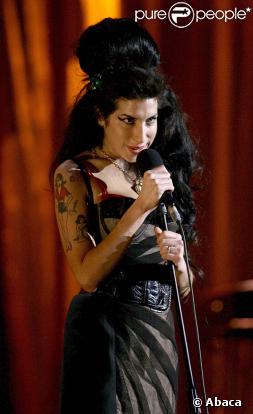 Amy Winehouse sur la scène des Brits Awards