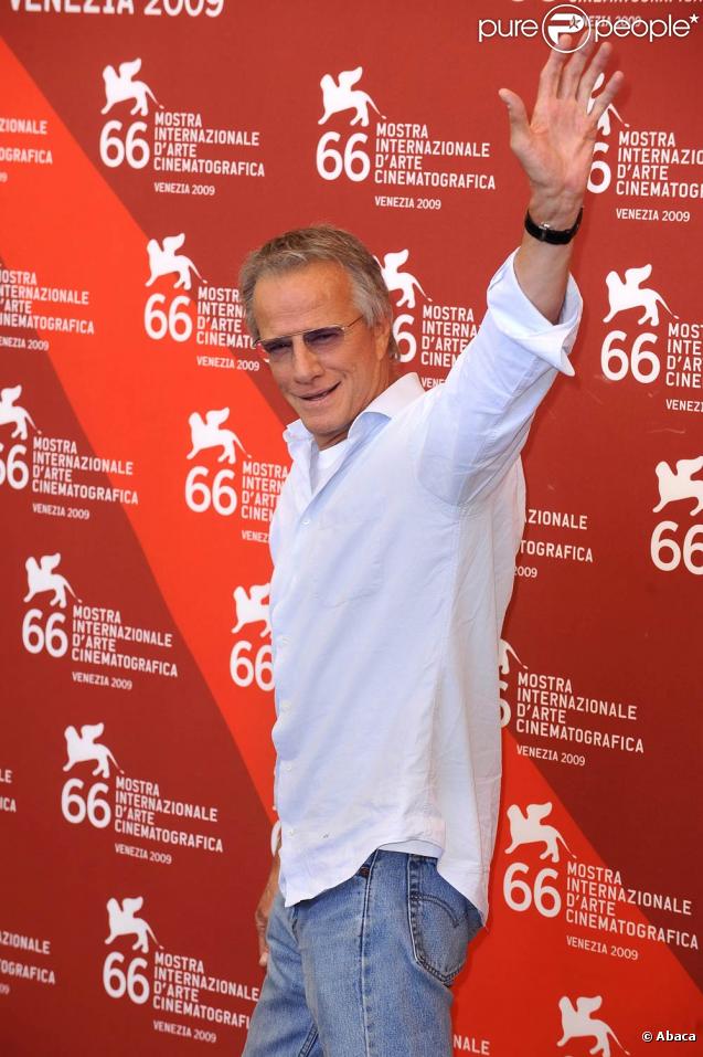 Christophe Lambert partage l'affiche du film  L'Homme au Chevet  avec Sophie Marceau.