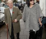 Lily Allen et son grand-père Edward à Londres (10 novembre 2009)