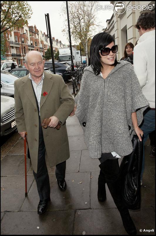 Lily Allen et son grand-père Edward à Londres (10 novembre 2009)