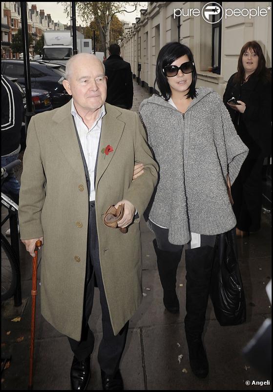 Lily Allen et son grand-père Edward à Londres (10 novembre 2009)