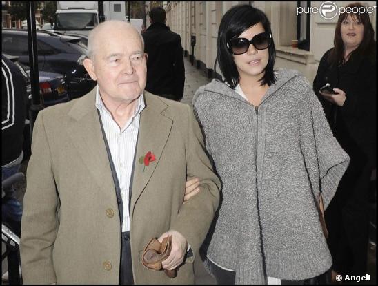 Lily Allen et son grand-père Edward à Londres (10 novembre 2009)