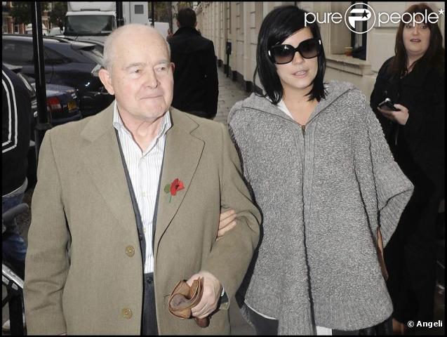 Lily Allen et son grand-père Edward à Londres (10 novembre 2009)