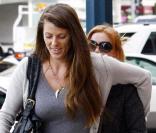 Isla Fisher se cache derrière son amie afin d\'éviter les photographes à Los Angeles le 11 novembre 2009